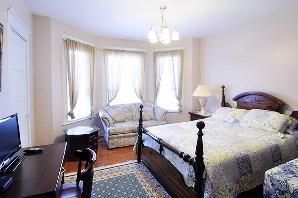 Suite Tradizionale, 1 letto queen, bagno privato | 1 camera, biancheria da letto di alta qualità, una scrivania