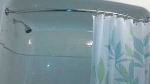 Duschwanne, kostenlose Toilettenartikel, Haartrockner