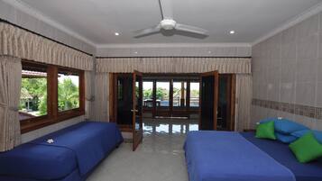 Cofres nos quartos, espaço de trabalho para notebook, roupa de cama