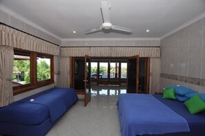 Caja de seguridad en la habitación y espacio para trabajar con laptop 