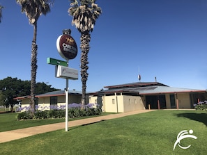 Property grounds - Coro Club Motel (Griffith)
