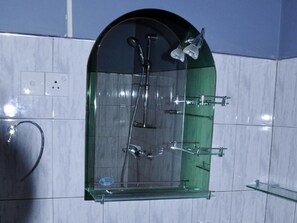 Shower, free toiletries, towels - Little Paradise (Bentota)