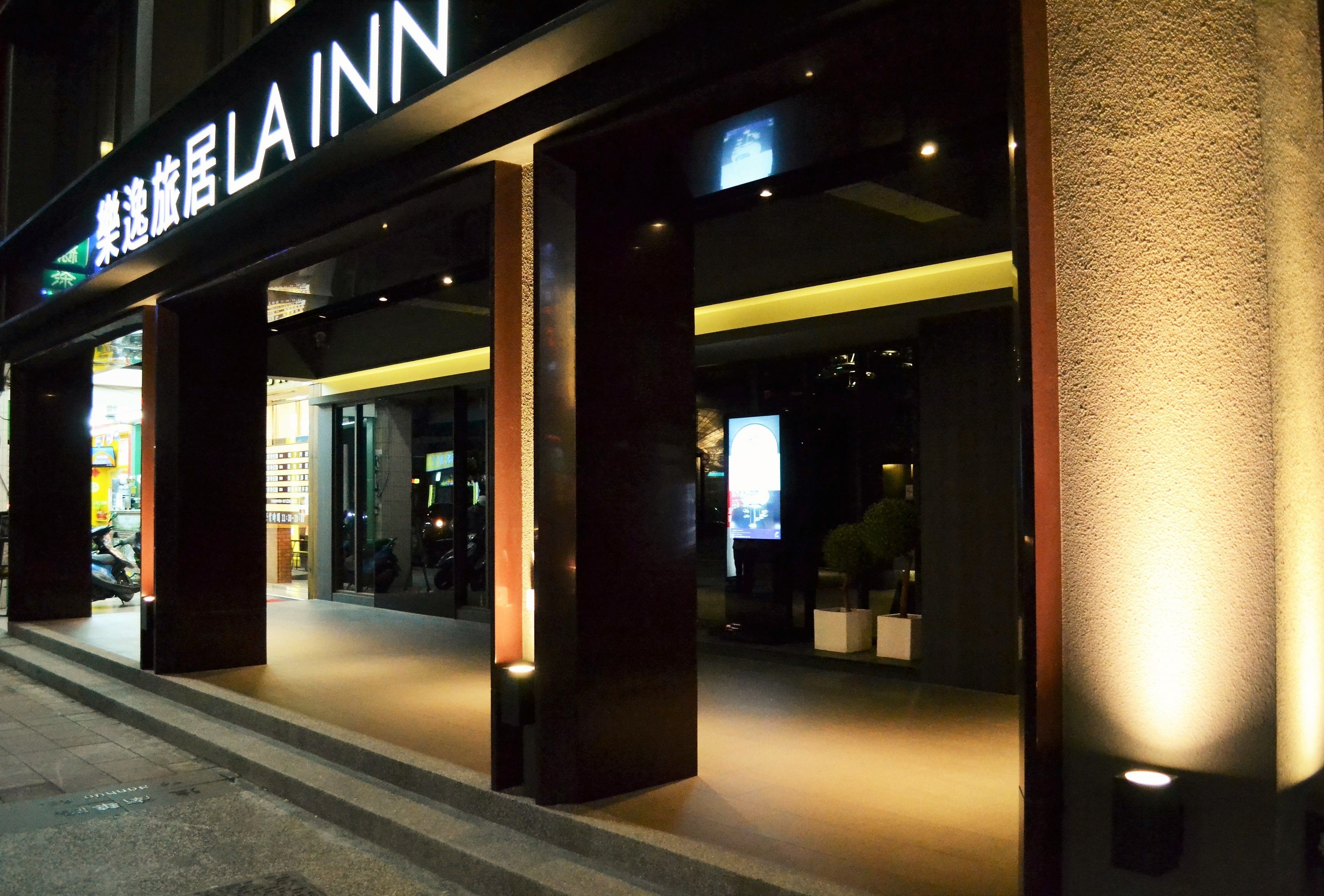 숙박 시설 정면 - 저녁/밤