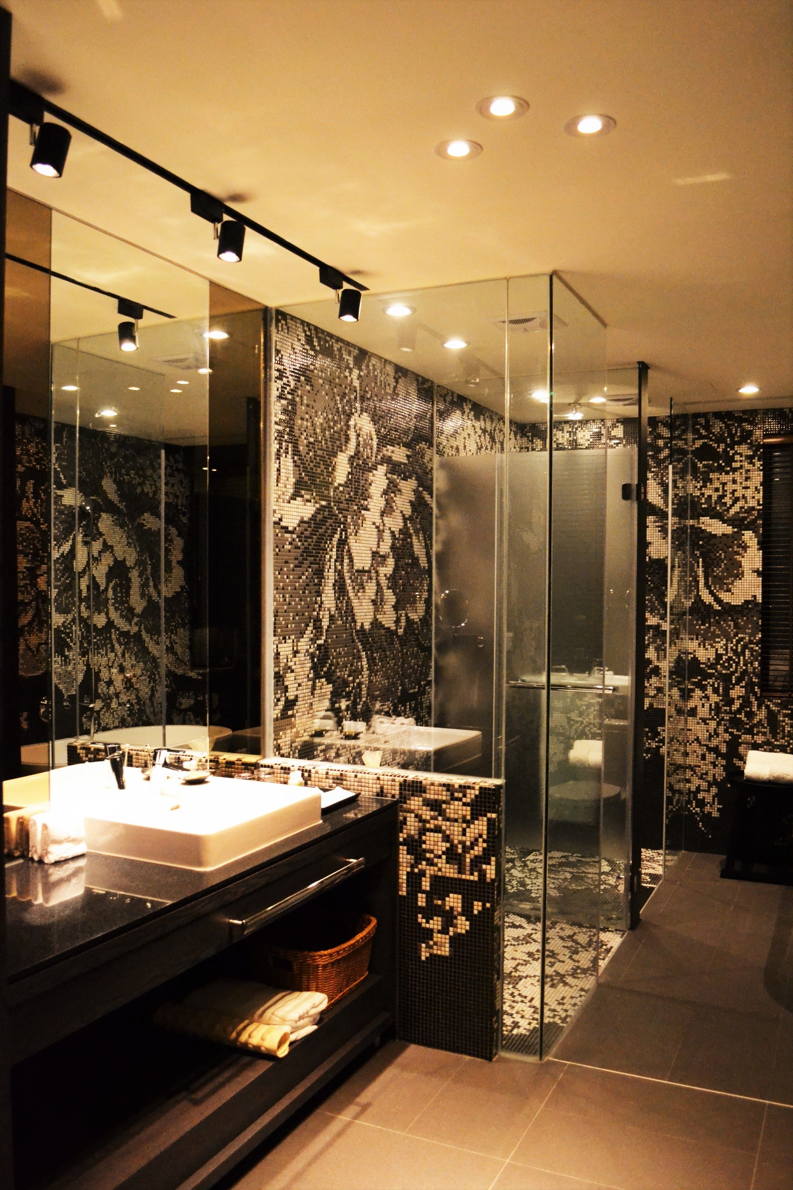 Deluxe Room | Bathroom | Shower, rainfall showerhead, hair dryer, electronic bidet
