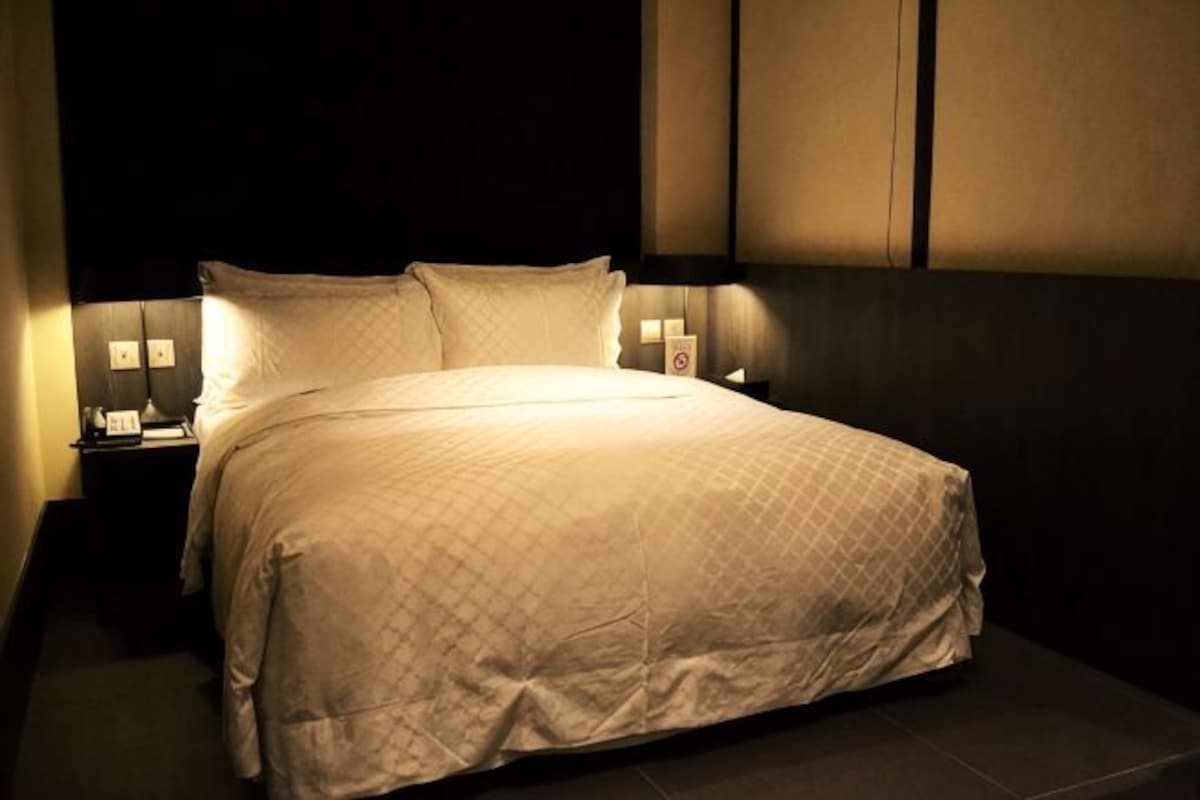 Peralatan tempat tidur premium, gebar bulu kapas, peti besi dalam bilik 