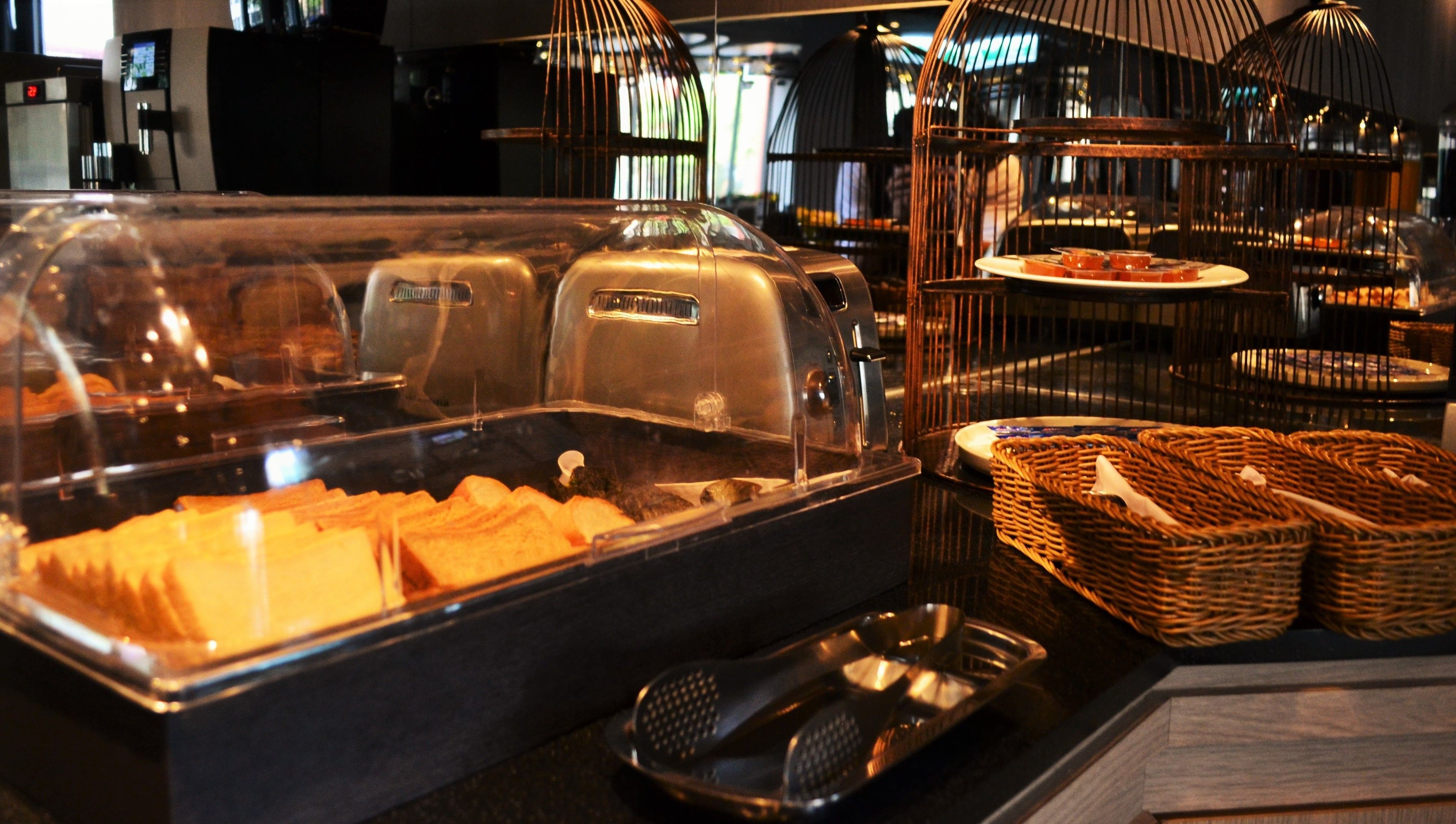 daily buffet breakfast (twd 300 per person)