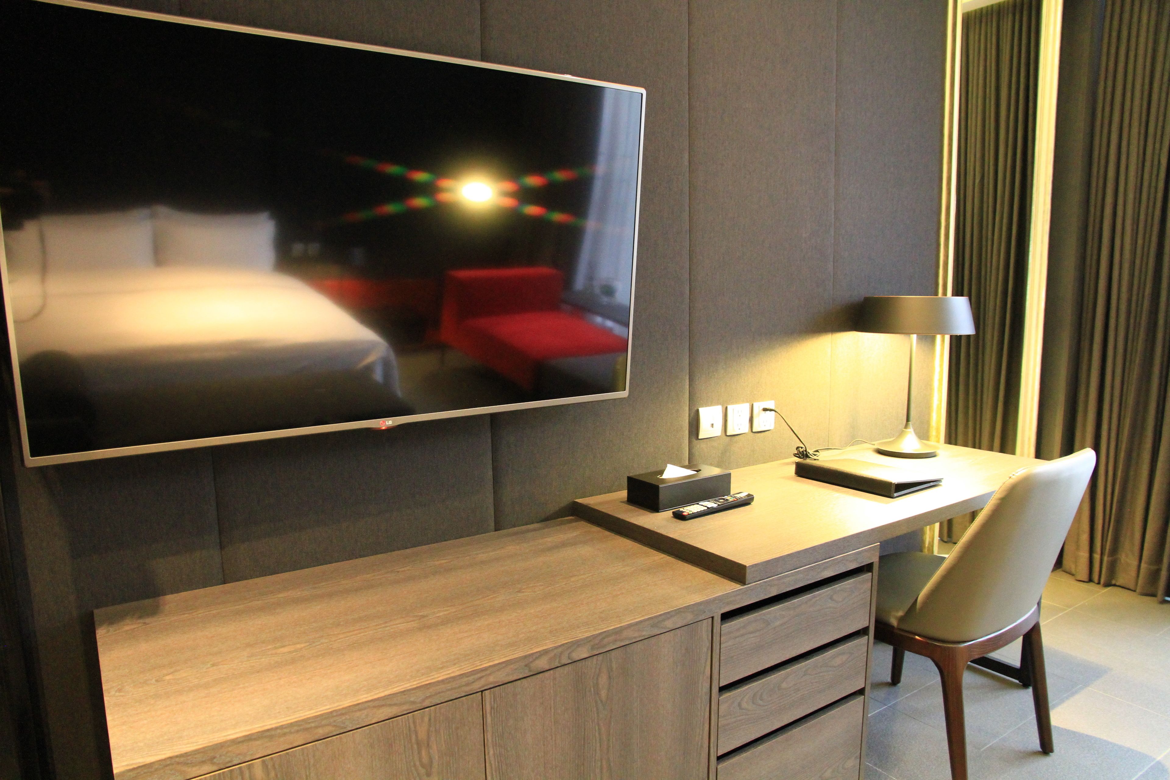 deluxe room | premium bedding, down duvets, in-room safe, desk