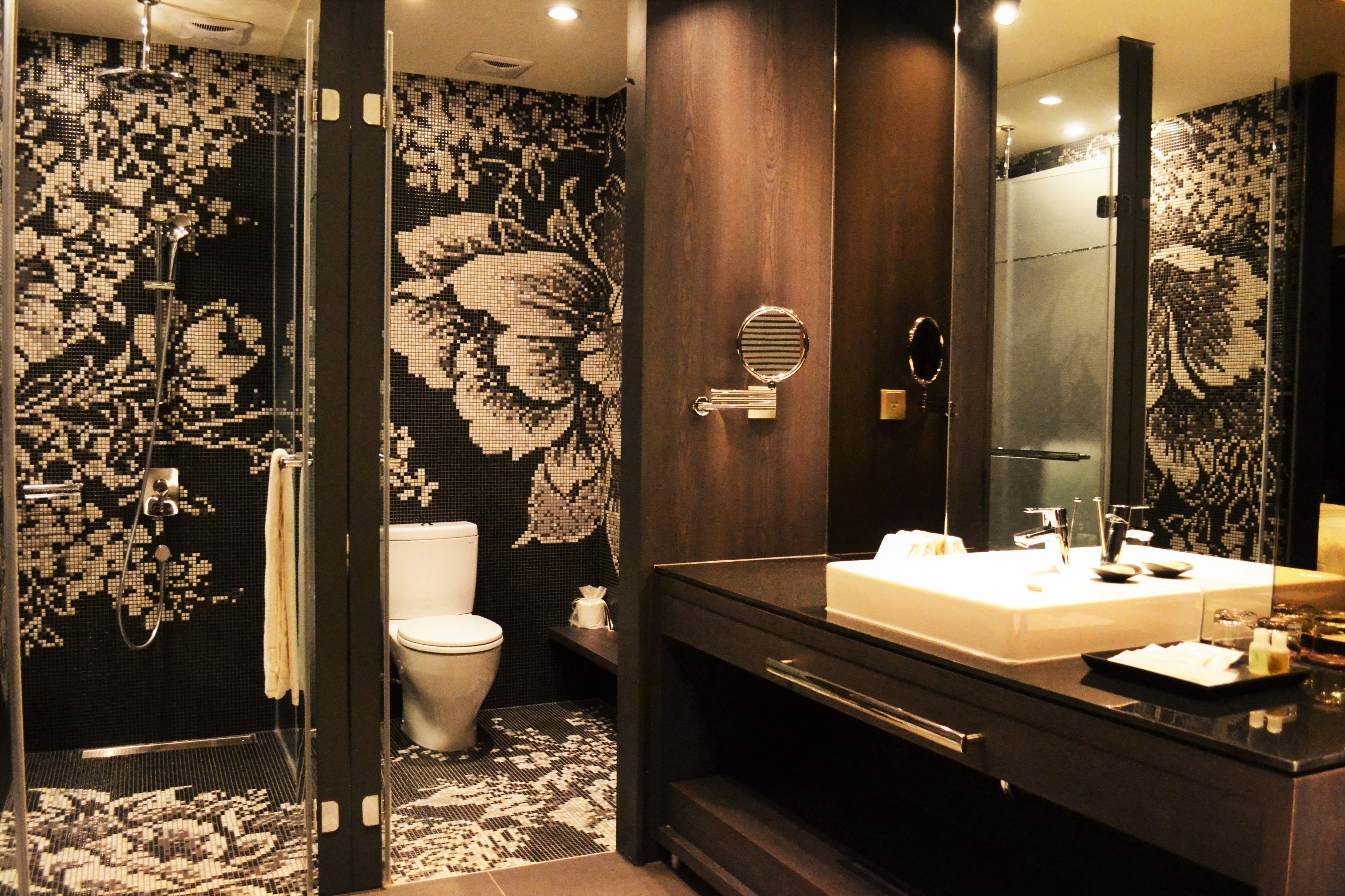 la inn room | bathroom shower