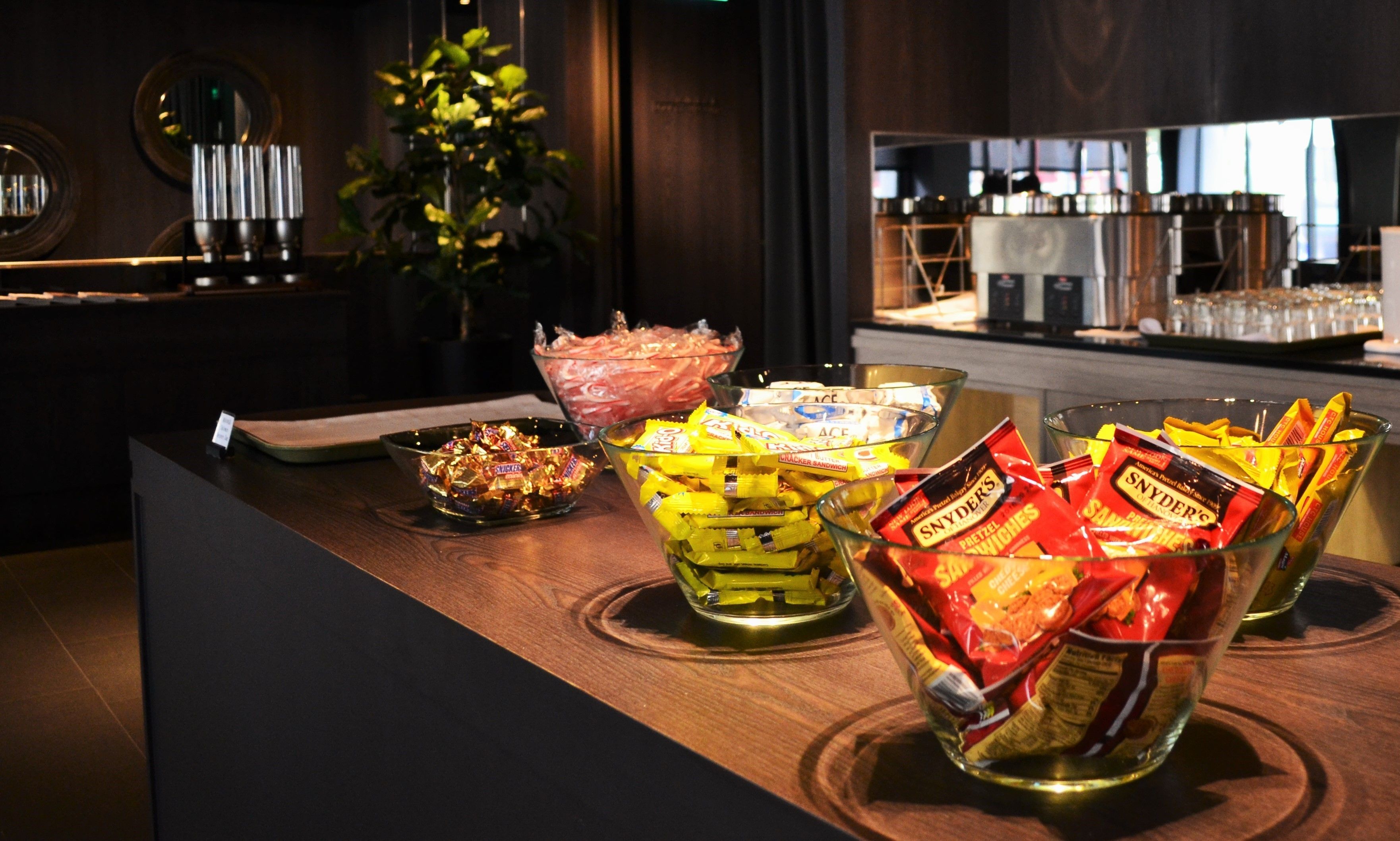 daily buffet breakfast (twd 300 per person)