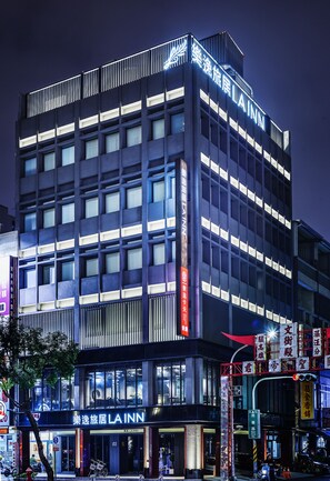Front of property - evening/night - La Inn (Kaohsiung)