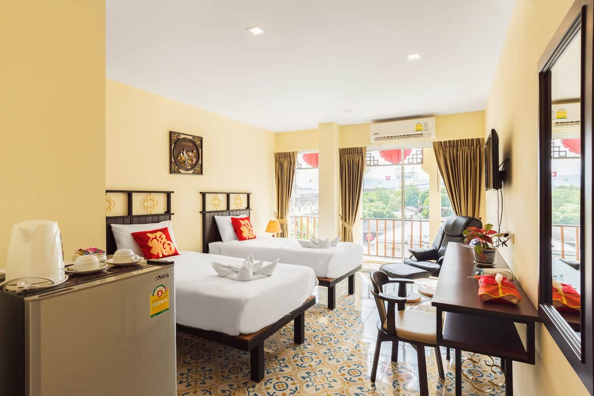 deluxe twin room, 2 single beds, city view | minibar, desk, free wifi, bed sheets