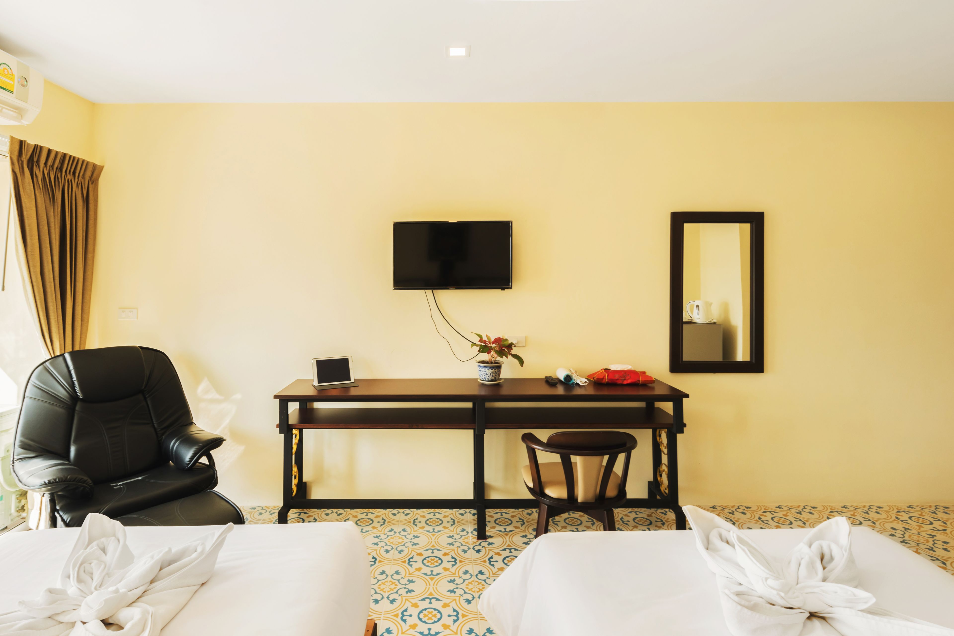 deluxe twin room, 2 single beds, city view | minibar, desk, free wifi, bed sheets