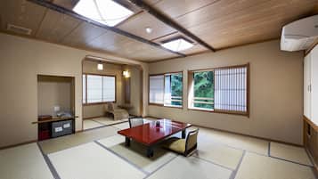 Phòng có tầm nhìn toàn cảnh, không hút thuốc, quang cảnh sông (Japanese Style, Open Air Bath) | Chăn bông, minibar, két bảo mật tại phòng, bàn ủi/dụng cụ ủi quần áo