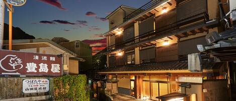 Un edificio japonés tradicional con un letrero que indica un restaurante y una clínica.