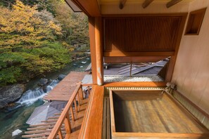 Quarto panorâmico, para não fumantes, vista para o rio (Japanese Style, Open Air Bath) | Edredons de pluma, frigobar, cofres nos quartos