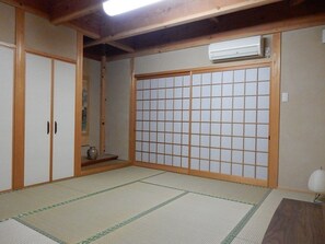 町家 70m2 最大定員数:5名 | 2 室のベッドルーム、羽毛の掛け布団、客室ごとに異なるインテリア、遮光カーテン