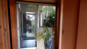 Un interior de madera con un divisor de vidrio corredizo que da a un espacio exterior.