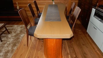 Traditional-Stadtwohnung (70㎡. Room for 5 Guests) | Essbereich im Zimmer