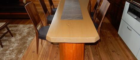 تناول الطعام داخل الغرفة