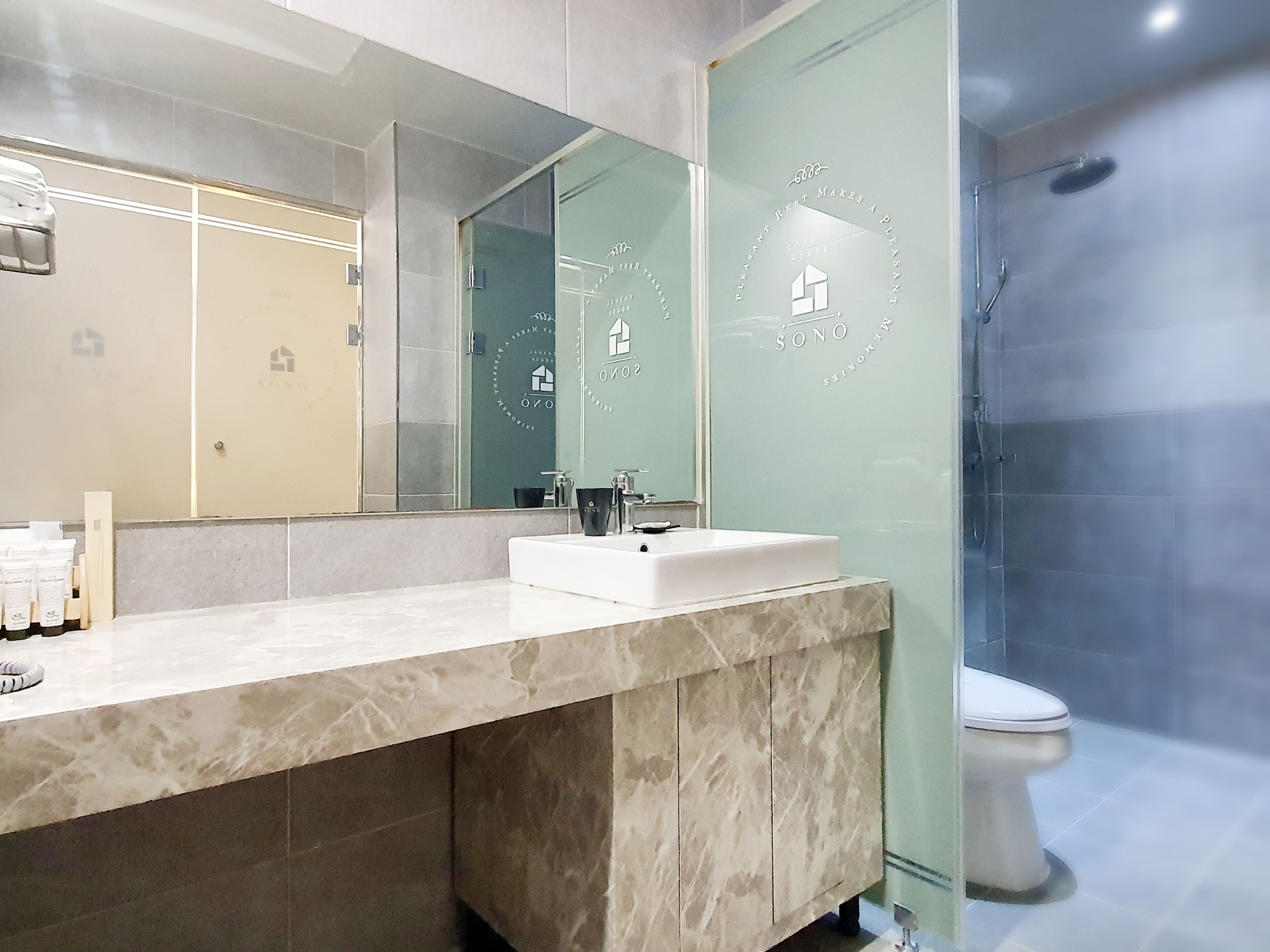 suite | bathroom | combined shower/bathtub, deep-soaking bathtub, free toiletries