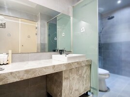 Suite | Badezimmer | Duschwanne, Komfortbadewanne, kostenlose Toilettenartikel, Haartrockner