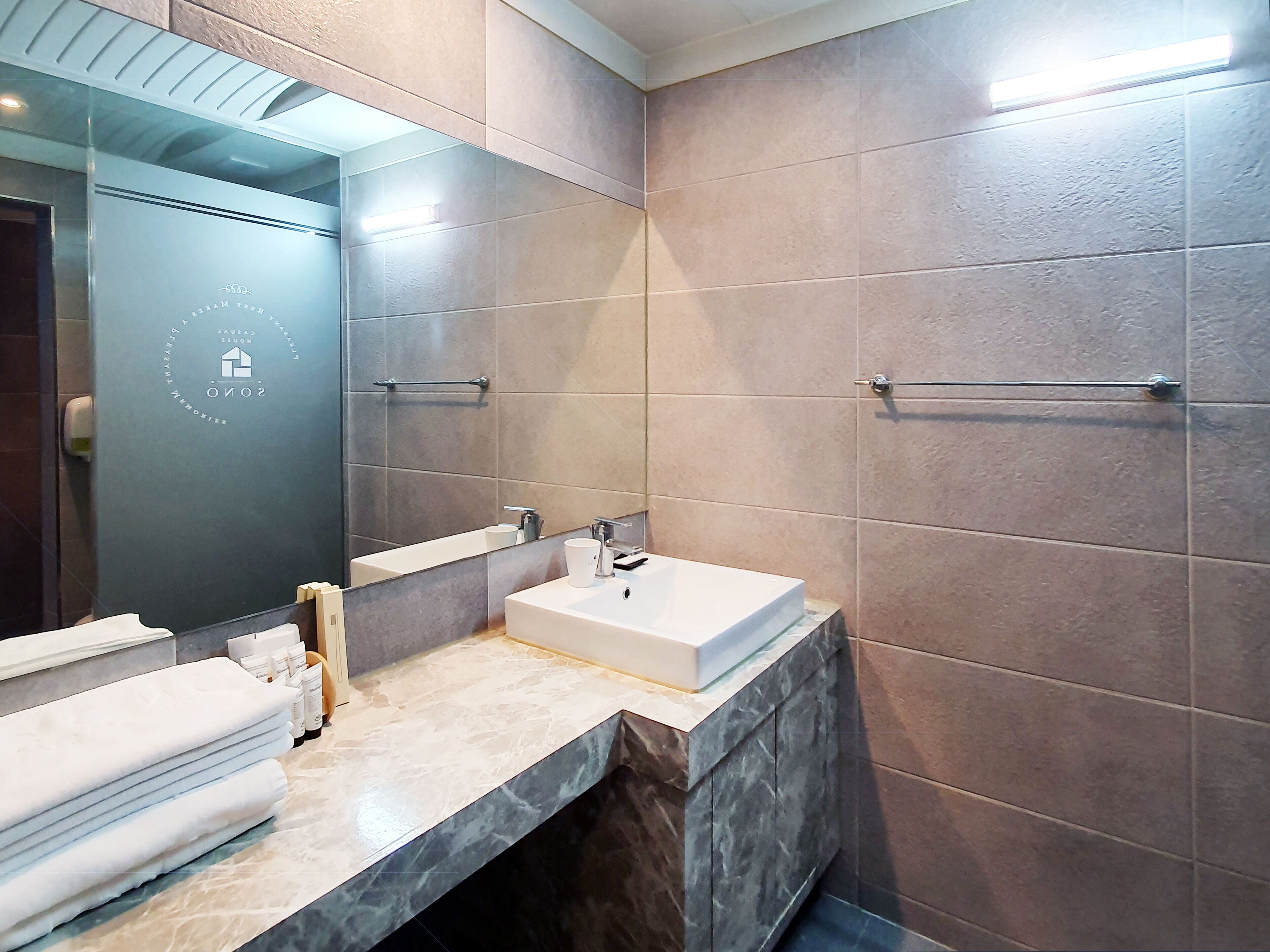 combined shower/bathtub, deep-soaking bathtub, free toiletries