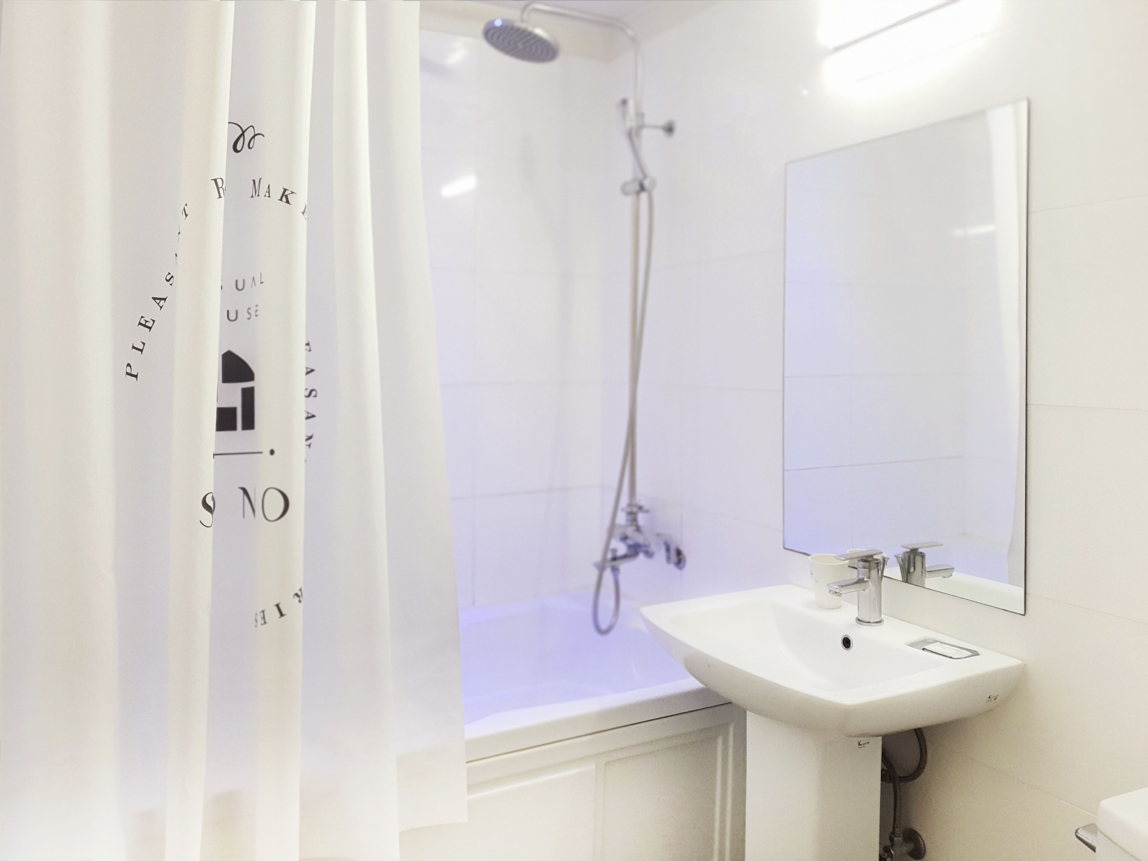 standard double room | bathroom | combined shower/bathtub, deep-soaking bathtub, free toiletries