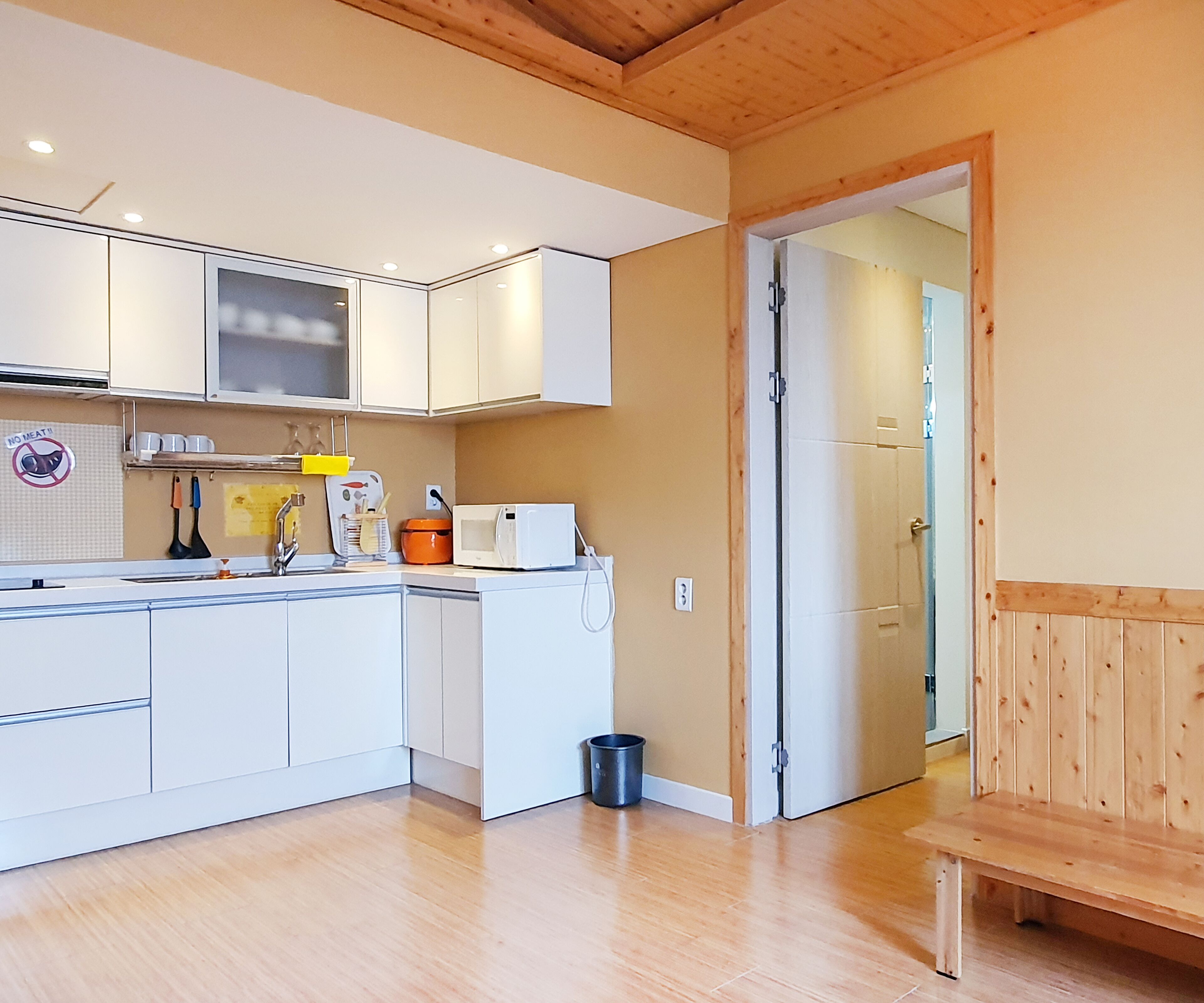 Suite (Residence) | Private kitchen | Fridge, microwave, cookware/dishes/utensils