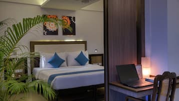 Suite | Minibar, in-room safe, desk, blackout curtains