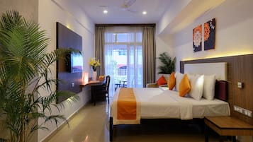 1 kamar tidur, minibar, brankas, dan meja kerja