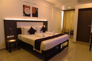 Minibar, in-room safe, desk, blackout drapes - TreeHouse Neptune (Panaji)