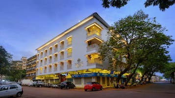 Fassade der Unterkunft – Abend/Nacht