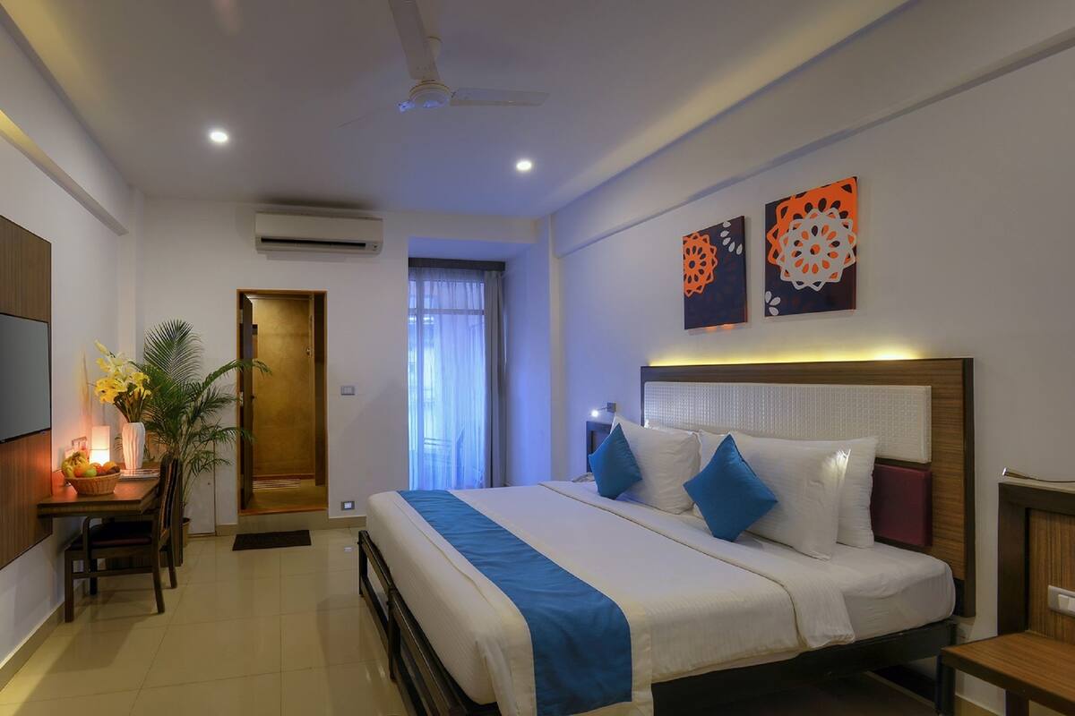 Premium Room with Balcony | Minibar, in-room safe, desk, blackout drapes