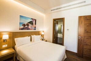 Suite Deluxe, 1 cama de matrimonio grande | Caja fuerte, escritorio, sistema de insonorización