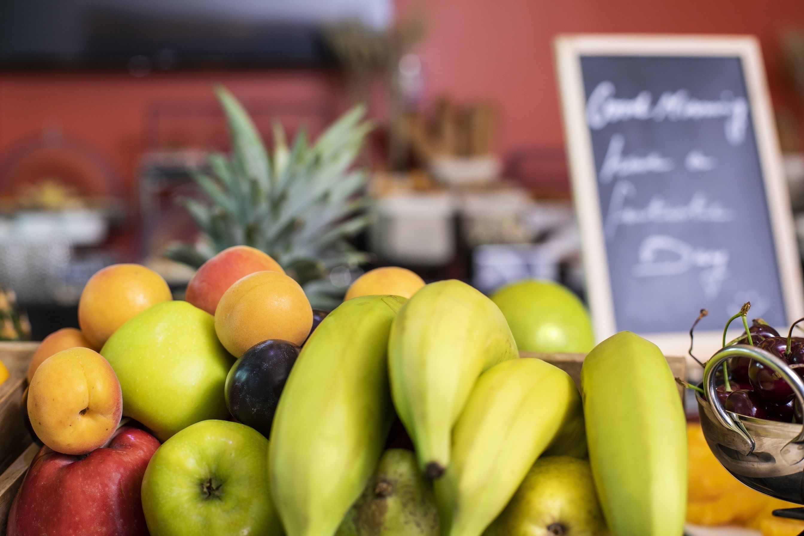 Diversa variedad de frutas frescas, como manzanas, plátanos y melocotones.