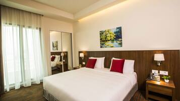 Caja de seguridad en la habitación y escritorio