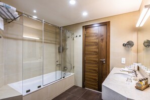 Suite exécutive, 1 très grand lit | Salle de bain | Ensemble baignoire-douche, articles de toilette (gratuits)