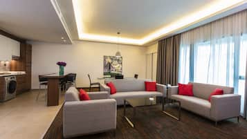 Caja de seguridad en la habitación y escritorio