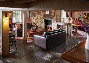 Melayani sarapan, makan siang, makan malam; sajian masakan Inggris