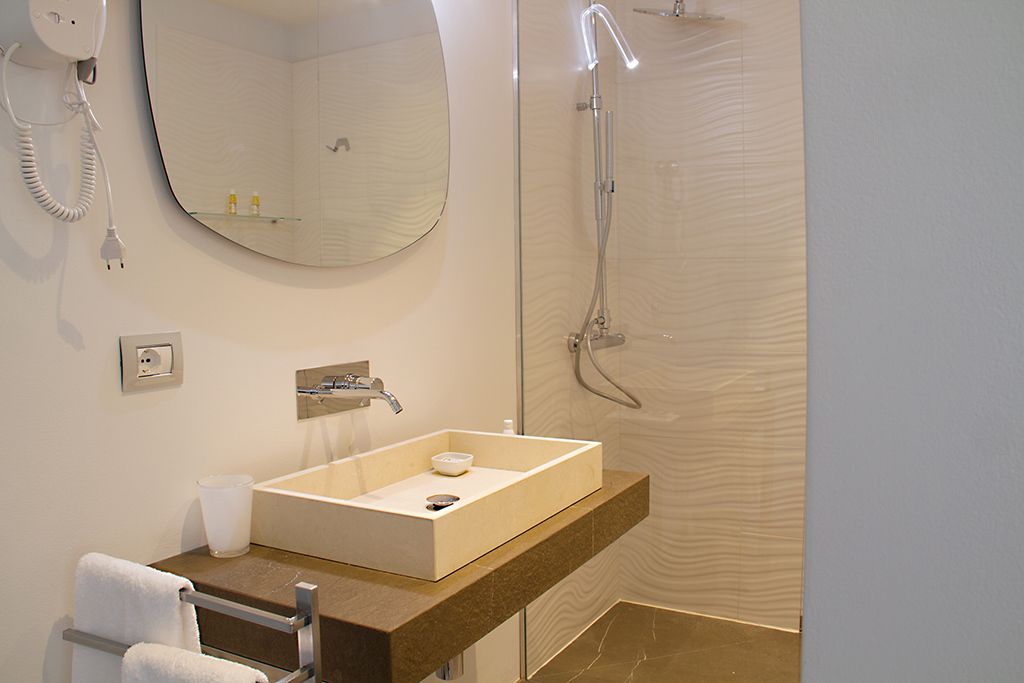 shower, free toiletries, towels