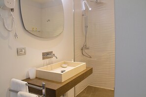 Douche, articles de toilette (gratuits), pantoufles, serviettes fournies