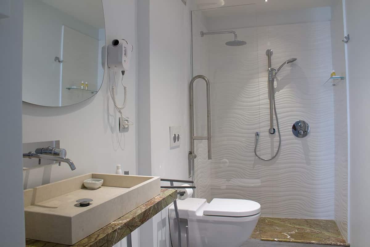 panoramic studio suite (suprema) | bathroom | shower, free toiletries, towels