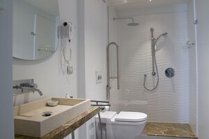 Suite monolocale panoramica (Suprema) | Bagno | Doccia, set di cortesia gratuito, pantofole, asciugamani