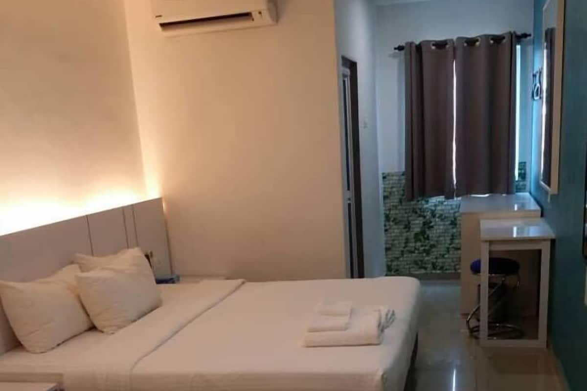 Habitación familiar (King) | Escritorio, tabla de planchar con plancha, wifi gratis y ropa de cama