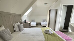 Family Room | Bathroom | Shower, free toiletries, hair dryer (on request) - Hotel Restaurant Oostergoo (Grou)