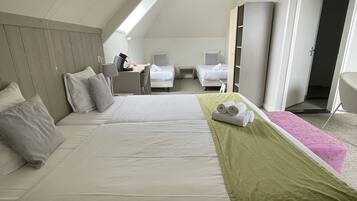 Family Room | Bathroom | Shower, free toiletries, hair dryer