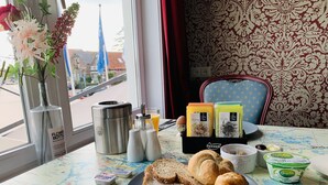 Daily continental breakfast for a fee - Hotel Restaurant Oostergoo (Grou)