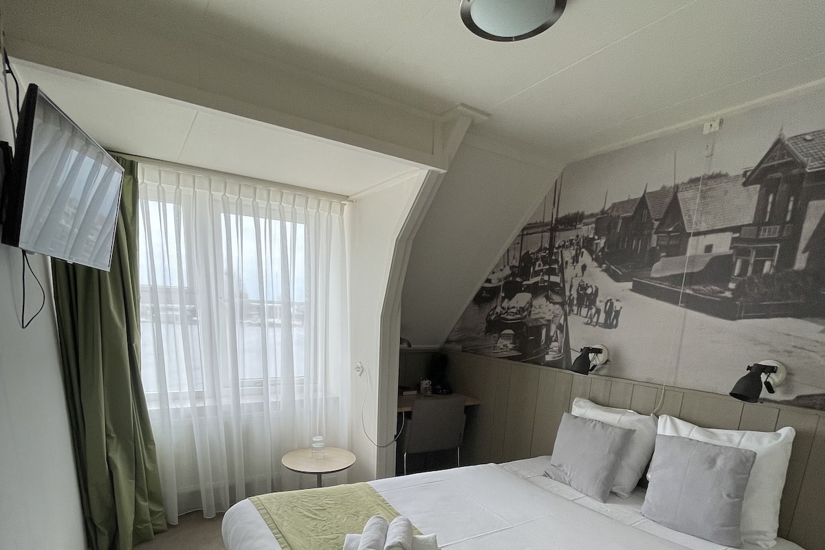 Economy Double Room | Desk, blackout curtains, iron/ironing board, free WiFi