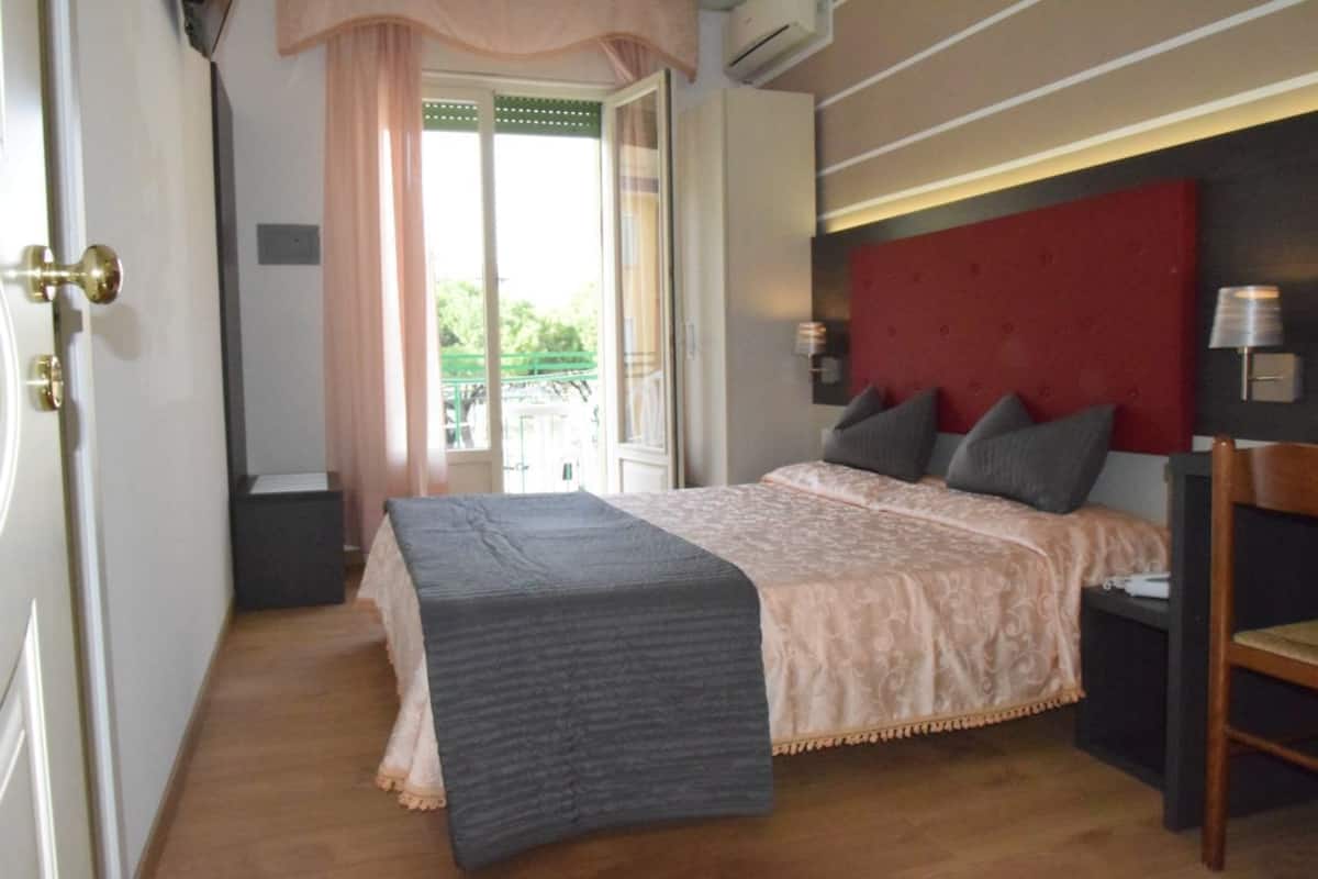 Standard Room | In-room safe, desk, cribs (surcharge), WiFi (free)