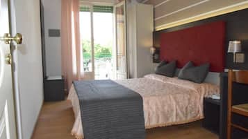 Camera Standard | Una cassaforte in camera, una scrivania